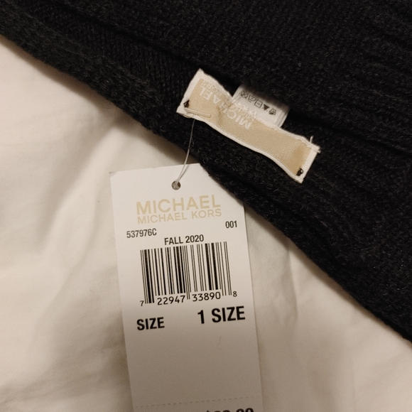 SOLD BNWT  MICHAEL KORS SCARF - Picture 3 of 4